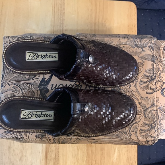 Beautiful Brighton Chestnut Slides - Picture 2 of 5